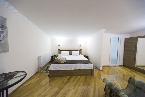 Log Inn Boutique Hotel
